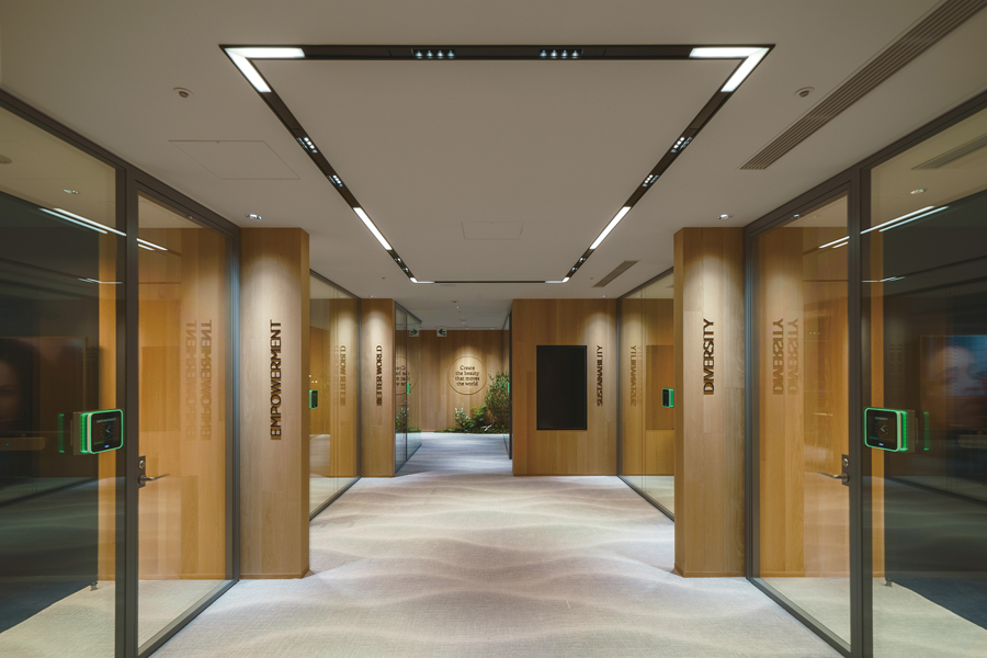 日本ロレアル株式会社タカミ事業部株式会社ザ・デザイン・スタジオ