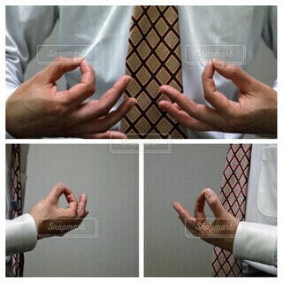 クレジットカードを見て、お金の現金を保持し、スタジオの背景に対してポーズをとって興奮している韓国の女の子の写真素材・画像素材 Image183439874