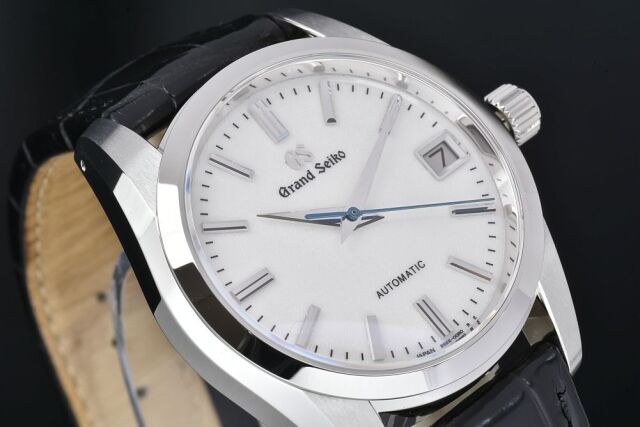 初めてNATOストラップを購入し、SARB035に付けた。革ベルトとは雰囲気がまるで変わり、カジュアル感・アウトドア感が出た。今週はこれで宮城出張に出かけ、大晦日まで頑張ろう💪腕時計SEIKOSARB035白文字盤白文字盤はビジネスシーンに合うseikosarb035