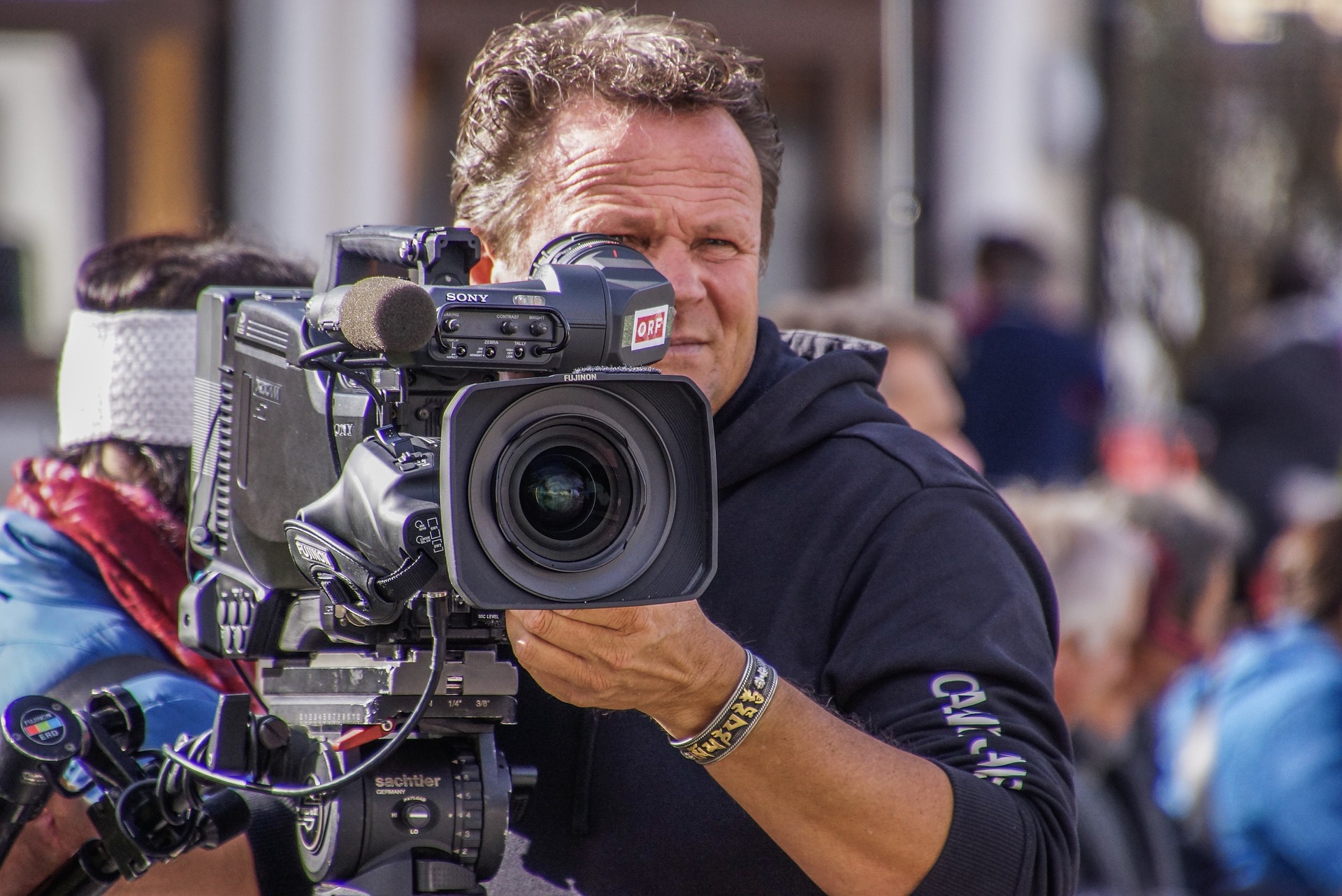 映像クリエイターの年収はどのくらい？年収を上げる方法も解説 - HALのゲームコラム