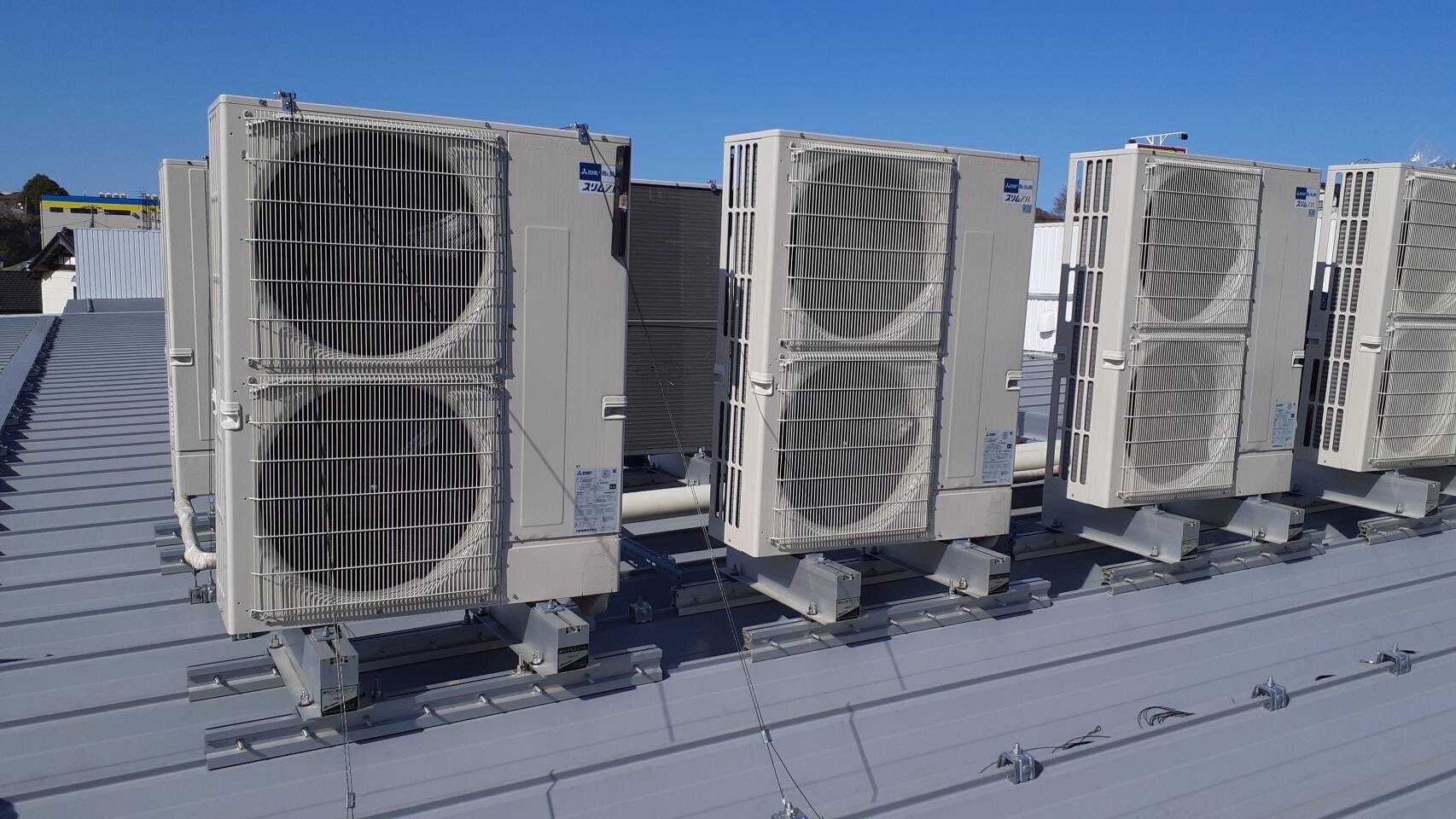 エアコン屋根置き工事のやり方！安全対策と注意点をプロが解説！ - G.A.S MAGAZINE