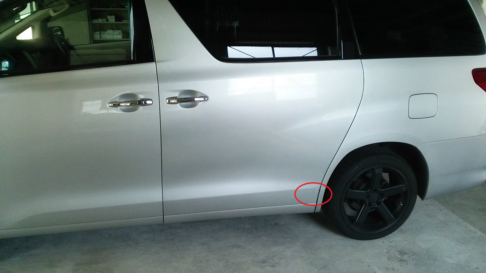 トヨタ RAV4 助手席のドアの塗膜が剥がれたグーネットピット