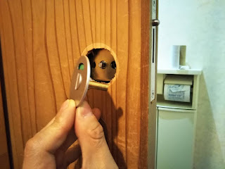 トイレの鍵が閉めても開くのはなぜ？原因や修理方法・業者料金を紹介