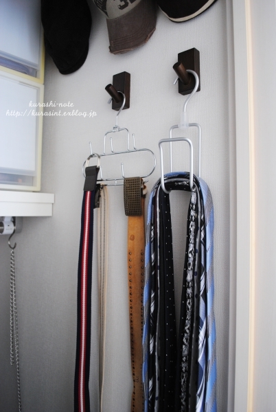 大特価 ネクタイハンガー ネクタイ収納 20本掛け 滑り止め付きタイホルダー ベルトハンガー 多機能収納 クロス機能 360度回転1本入ブラック- メルカリ