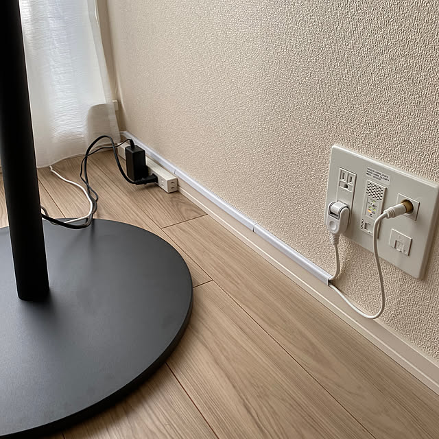 賃貸DIY ジャマなコード達をモールを使って整理しました