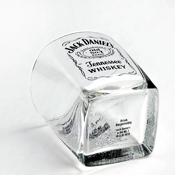 エレガントな卸し売り注文のロゴ 800ml の水晶ワインのゆがみのディスペンサーのねじれグラスウイスキーボトルデカンタセット 木製ギフト入りグラス付き カクテルウイスキー用の箱