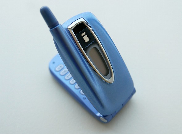 ガラケーデザイン”の折りたたみ式Androidスマホ「Mode1 RETRO II」29,800円で発売 - 価格.com