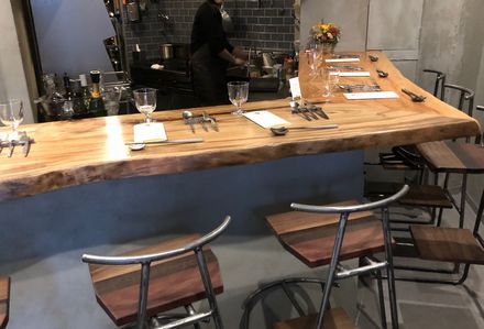 カフェカウンターの理想的な寸法とデザインとは？高さや奥行をはじめ役割も併せて解説