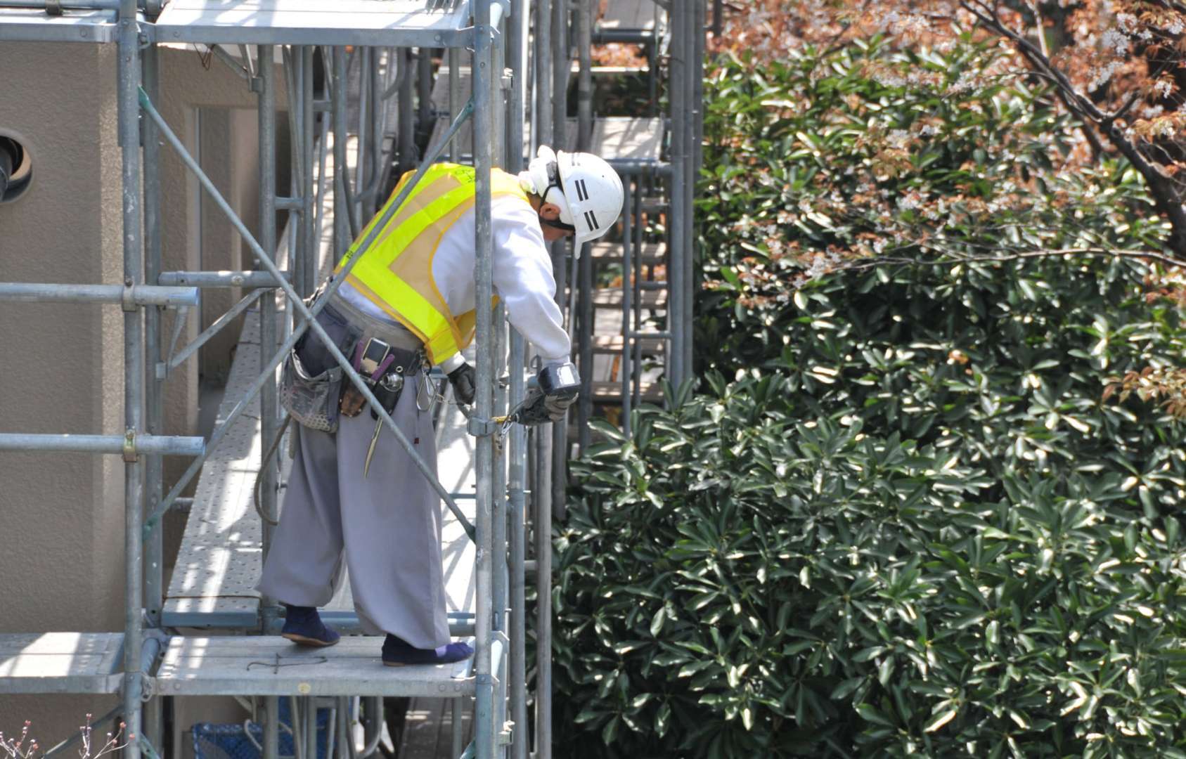 なぜダボダボのズボンを履く？とび職人の作業着の理由と流行千葉県市原市で足場・塗装工事は濵田工業まで 求人募集中
