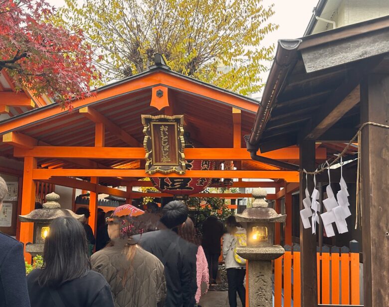 住吉大社のパワースポット 「五大力石守」に願いを込める「どたぐつ」をはいて