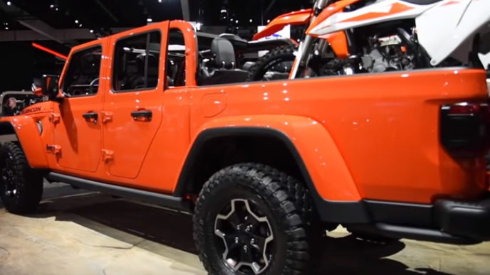 三菱「トライトン」vs ジープ「ラングラー」圧倒的なパフォーマンスを誇る本格4WD対決@DIME アットダイム