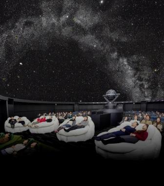 プラネタリウムでおすすめの席って？宇宙に没入できるポイントを解説 - 宇宙メディア「SpaceMate スペースメイト 」東京海上日動