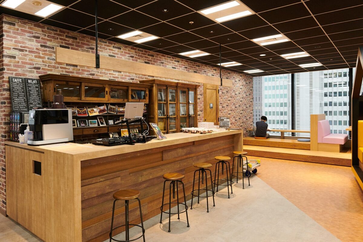 オープンキッチンが見えるカウンター席 - 和歌山経済新聞