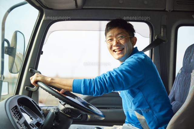 運送業の作業服 ユニフォームのモデルチェンジでリクルート効果を かっこいい作業着の納入事例