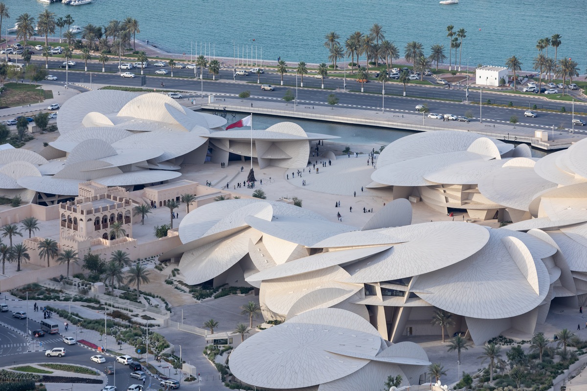 カタール ドーハ 2018年9月17日 カタールの首都上空を飛行する飛行機からの都市のスカイラインの空中ビュー —ストック編集用写真©jovannig 667559794