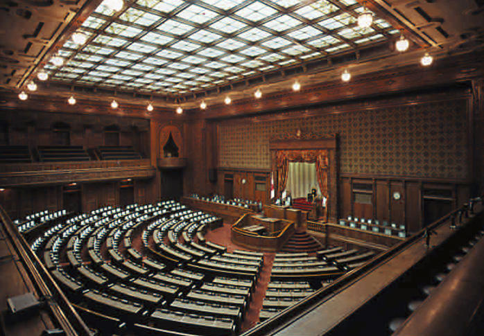財務省上交差点のそばにある白い三角の箱状の建築物交差点東京 CROSSROAD@TOKYO