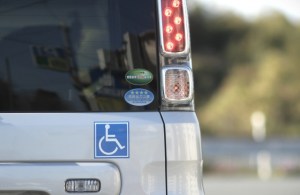 車椅子マークステッカーはどこでもらえる？パーキング・パーミット制度を解説 - カーメンテナンス 車の修理 情報ならダックスglassStyle グラススタイル公式サイト