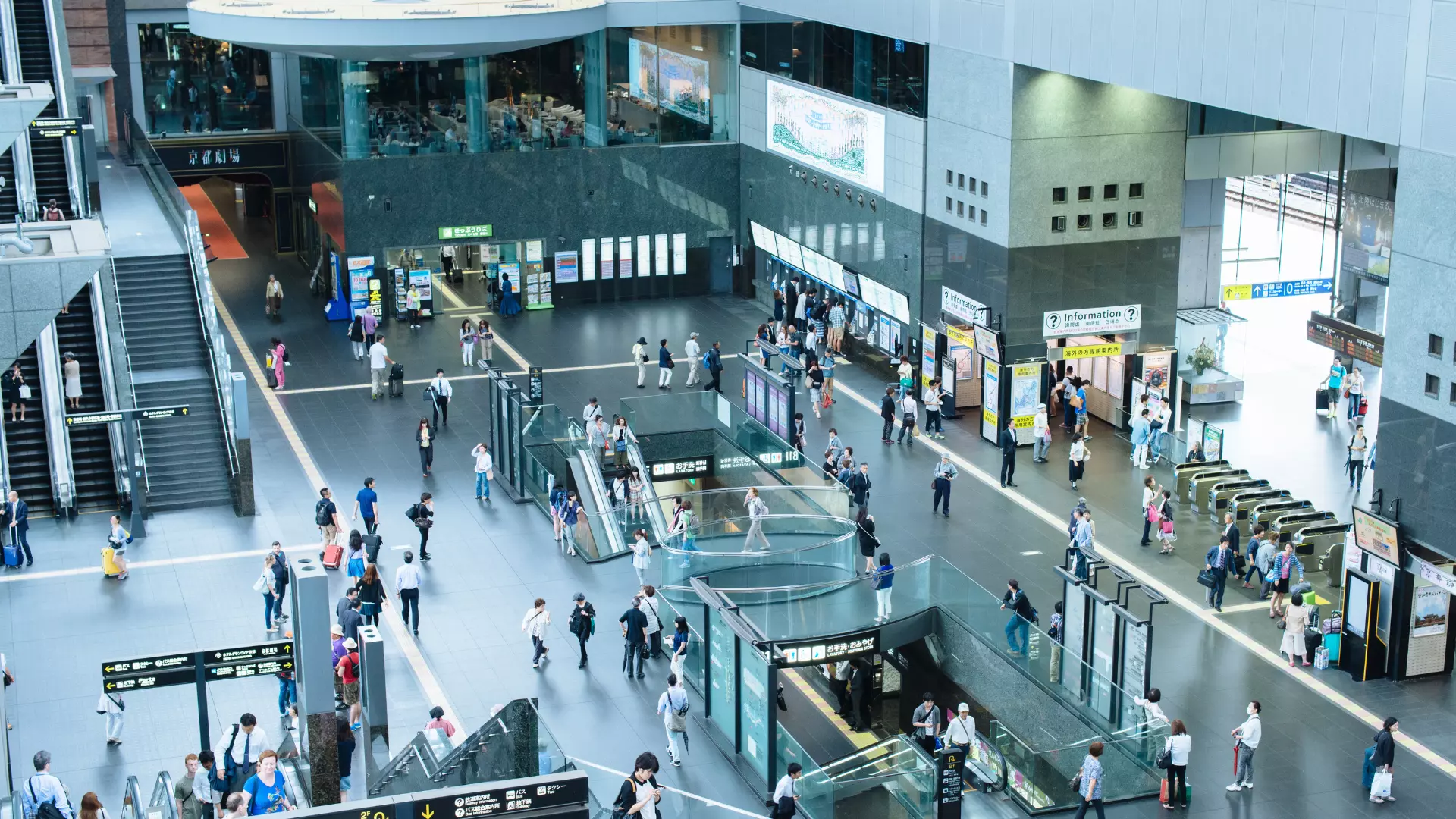川崎で１６歳運転する車が電柱衝突し４人死傷 無免許、カーブで横転 動画カナロコ by 神奈川新聞