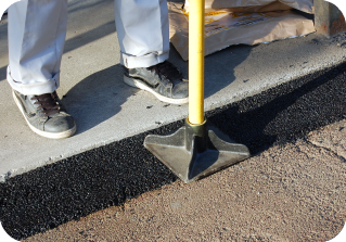 道路の補修DIY 塗って固めるアスファルト・コンクリート補修剤。舗装の段差・ひび割れ・穴の悩みを解決