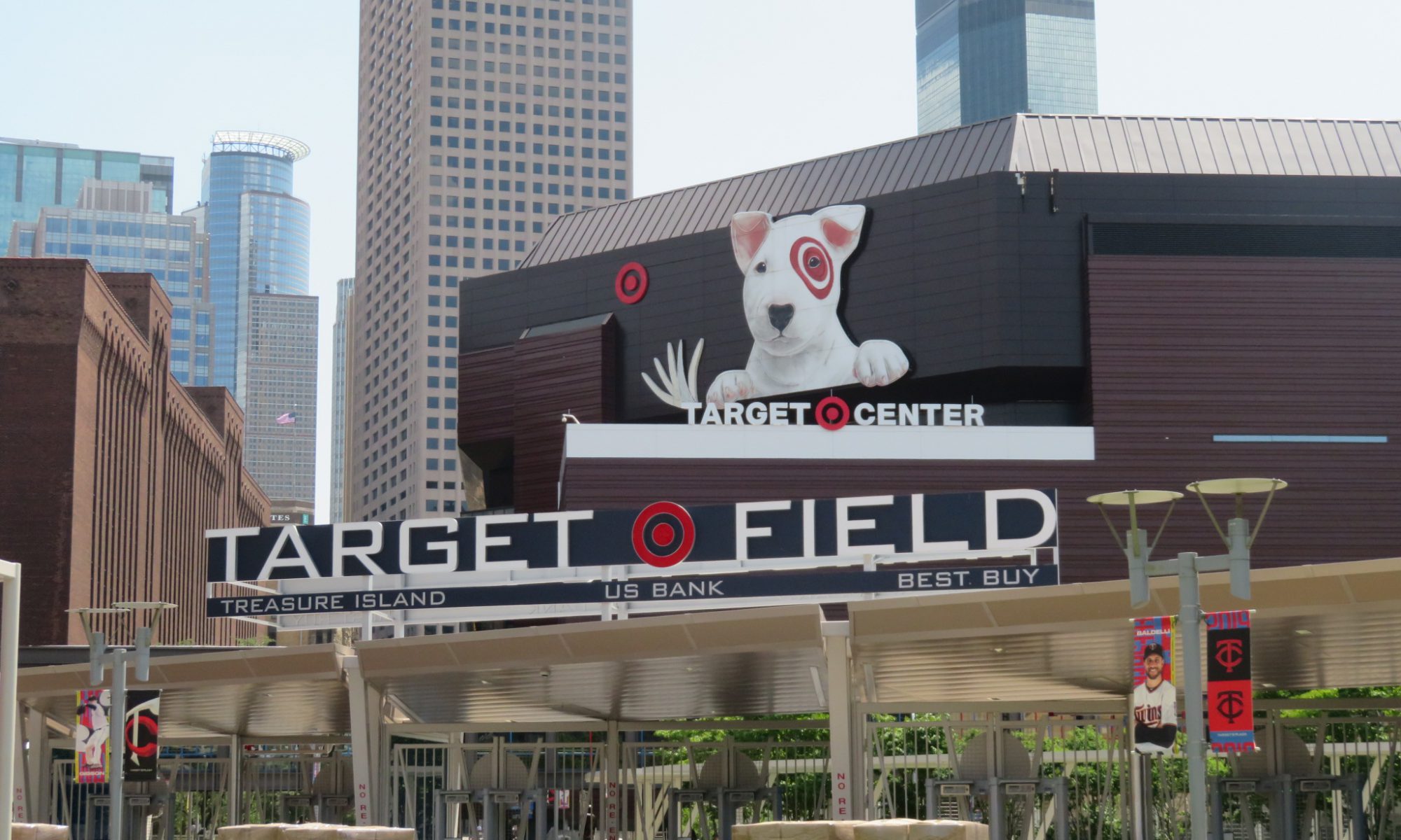 ターゲット フィールド ミネソタ ツインズの選手のダッグアウト スコアボード 写真背景 無料ダウンロードのための画像 - Pngtree