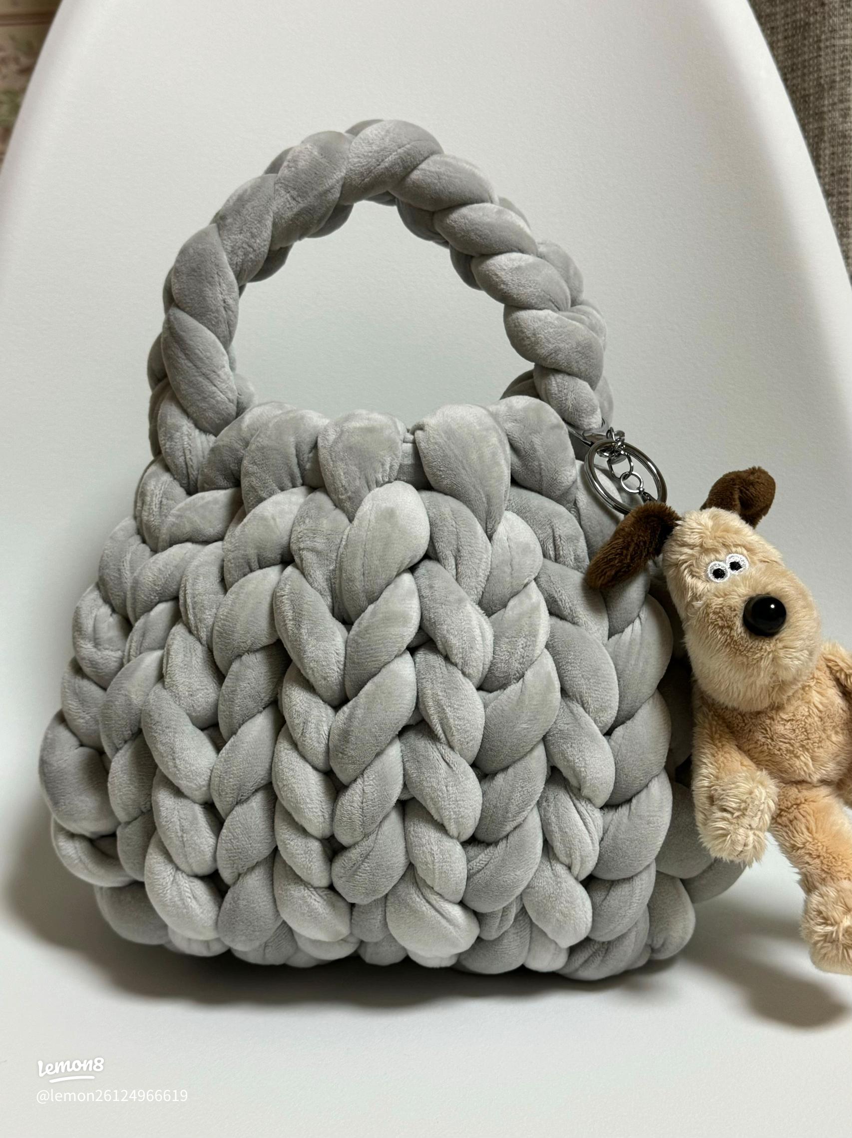330円で作るマンドゥミニバッグ👜, , 𝗗𝗔𝗜𝗦𝗢 のチャンキーヤーン𝟮𝟱𝟬𝗴 1玉, ちょうどで作れるˎˊ˗, 編み方に慣れたら30分くらいでできます🧶🤏🏻, , 本の大きさ📕: 𝟭𝟵×𝟭𝟯㎝, ,✼•• ••✼•• ••, 𝗜𝘁𝗲𝗺 𝗱𝗲𝘁𝗮𝗶𝗹𝘀 ,𝗗𝗔𝗜𝗦𝗢 , 🏷️,マンドゥバッグチャンキーヤーン