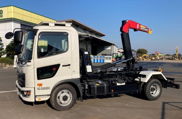 ４ｔアームロール車が追加になりました！内装解体、産業廃棄物収集運搬、左官・防水工事、リフォームまでトータル施工 宮城に根ざした土木建築の株式会社東建