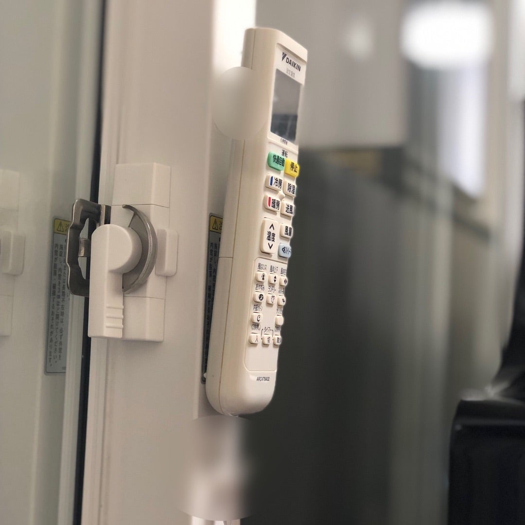 壁紙OK！何度も使えるダイソー「リモコンフック」がすごい - 100均Like - 100均ブログ