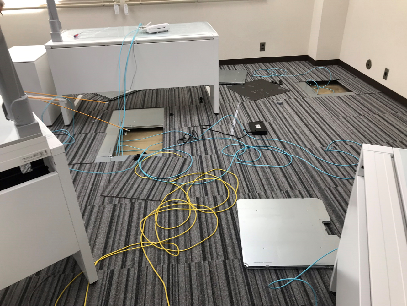 ケーブルのすっきりしたオフィスに！配線方法の種類コラムオフィスの窓口ドットコム