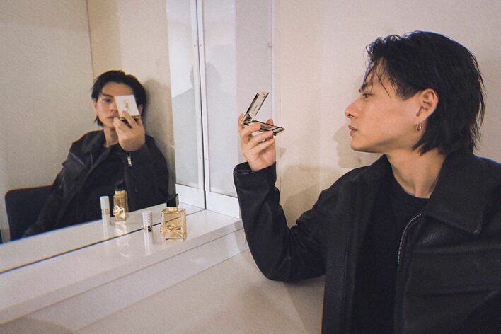 いいね！152件、コメント8件 ― emi @shooo.h.emi_129 のInstagramアカウント: 「ここ。ただストローでペットボトル飲んでるだけなのに。 どういうこと？何がどうか伝わって 笑 早く全部見たいー。 発売楽しみ♡♡♡ 最近仕事が忙しくて 」平野紫耀,笑