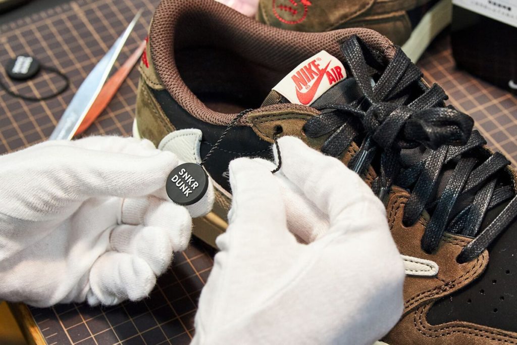 一部の人に需要のある動画。ちなみにYouTubeで紹介されてる外し方でこの方法を知りました！ スニーカーオフホワイトタグ外し方TikTok