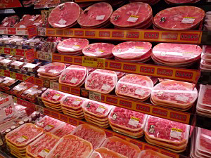 リニューアルした精肉売り場 - 湘南経済新聞