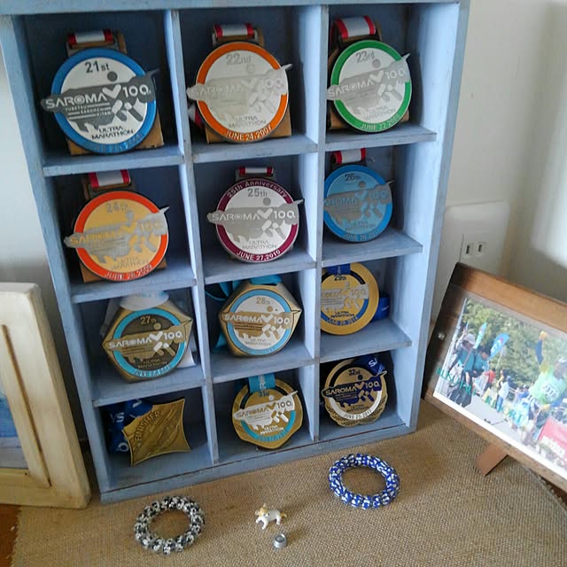 トロフィーとメダルの陳列棚 メダル トロフィーを実行するためのメダル収納ラック : STKショップ - 通販 - Yahoo!ショッピング