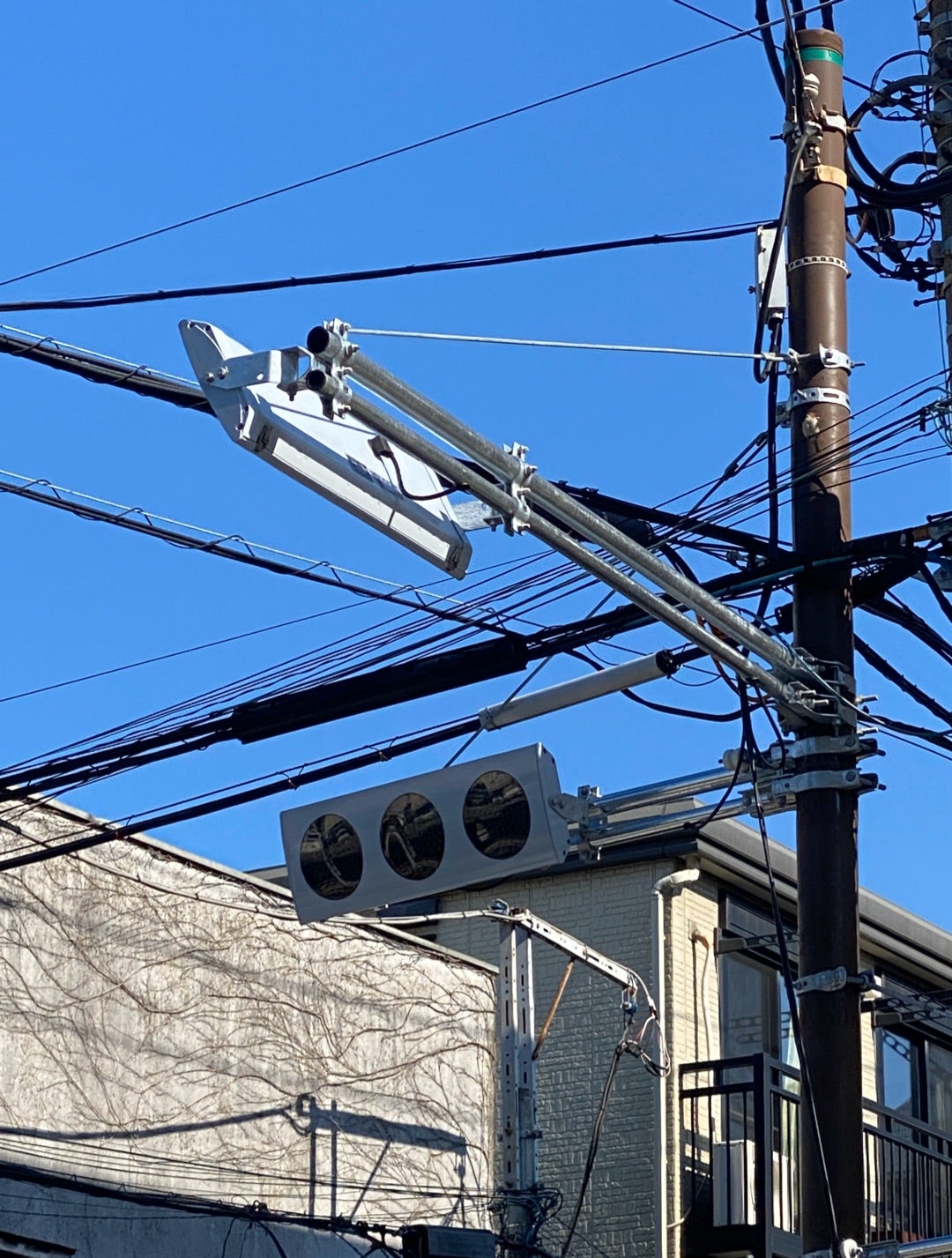 コイト電工 製品・技術│交通システム機器フラット型車両用交通信号灯器