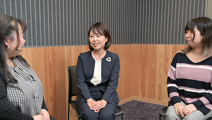 一生懸命仕事する女性会社員イラストのフリー素材イラストイメージ