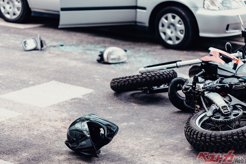 右折待ちのクルマは停止線の前で待つのが正解？ 交差点のなかで待つのが正解？ 悩ましい待ち位置を考えてみた自動車情報・ニュース WEB CARTOP