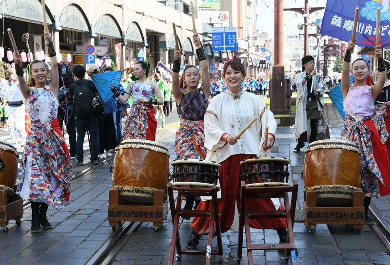 お囃子車とばか面踊りが来てくれました。総和苑
