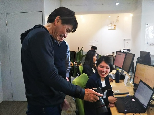 社内報で即使える！ 人物撮影ポーズ集 – 社内報のネタ帳