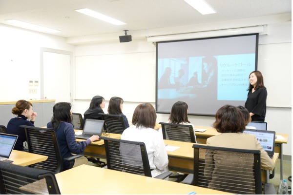 男女別 面接・職場見学の服装マナーまとめ！スーツの色や髪型など身だしなみを解説なるほど！ジョブメドレ