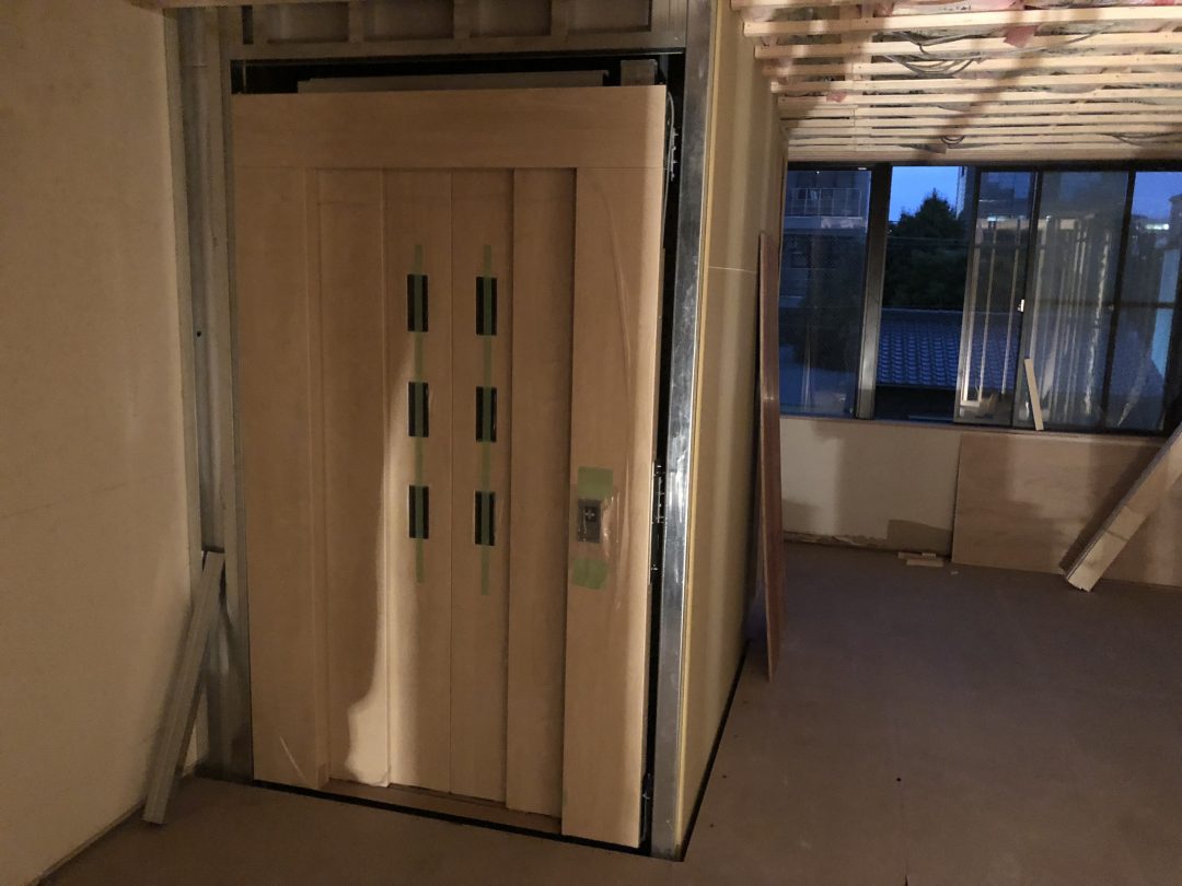 荷物用エレベータ