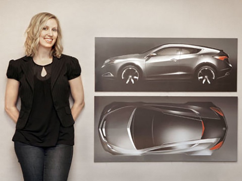 女性の自動車デザイナーが、へらを使って表面を注意深く彫刻する新しい生産車のプロのモデラーの3D粘土モデルをトリミングする接写の写真素材・画像素材Image 209514054