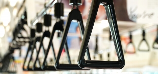 つり革広告 アドストラップ面白い事例や広告効果など広告・マーケティング情報ならアドクロ