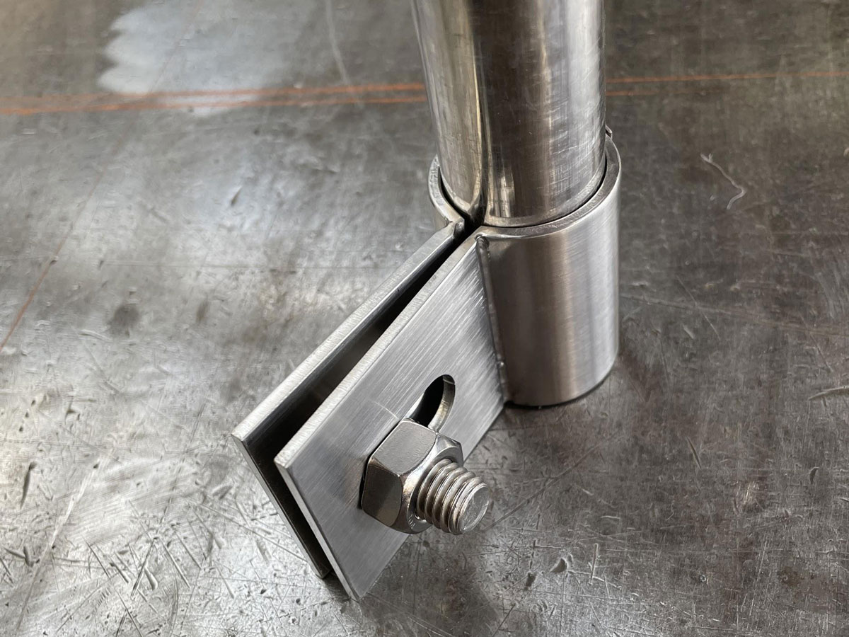 踊り場付きタラップの製作施工例-有限会社ライジングステンレス