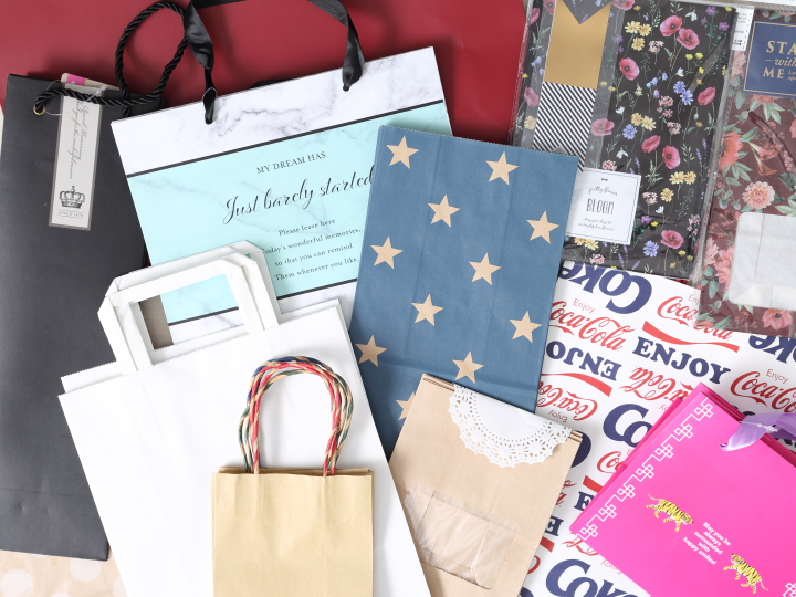 OKINI 紙袋 10枚入 インデザイン 英字 ブラウン ホワイト Mサイズナチュラルなクラフト素材の手提げバッグ - 包む オンラインショップ