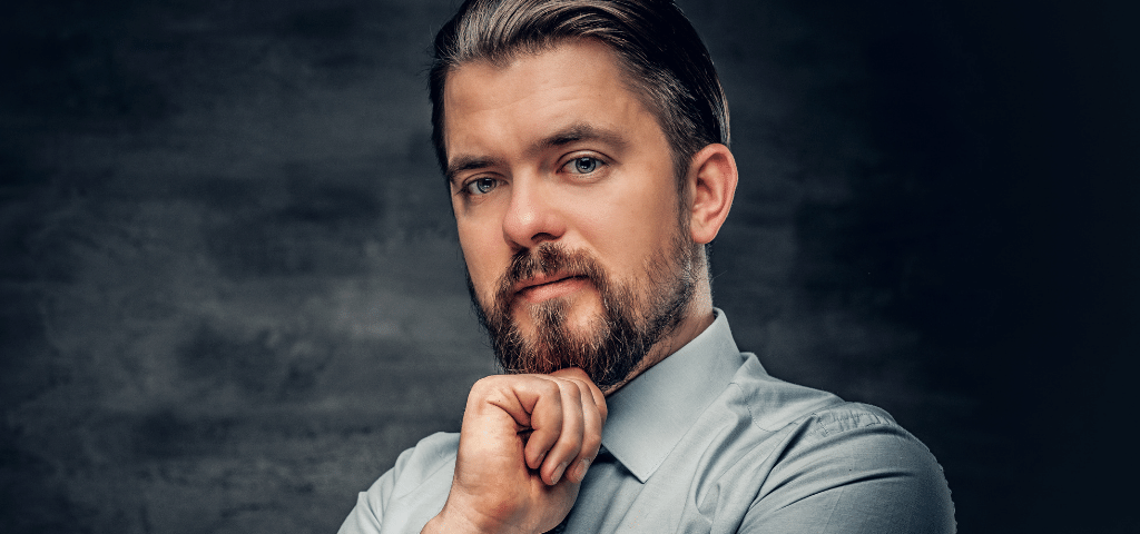 髭を気にするビジネスマン 11014024114 の写真・イラスト素材アマナイメージズ