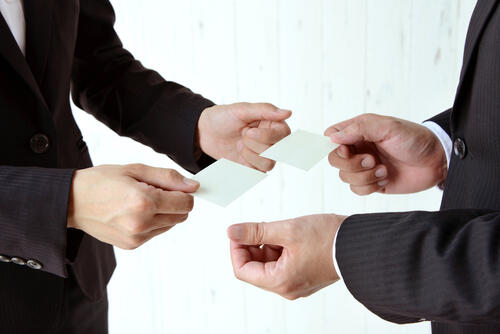 名刺交換のマナーとは？渡し方からもらった後の置き方まで徹底解説