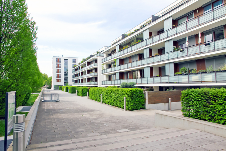 イギリスの豪邸: モダンなデザインと伝統的な魅力