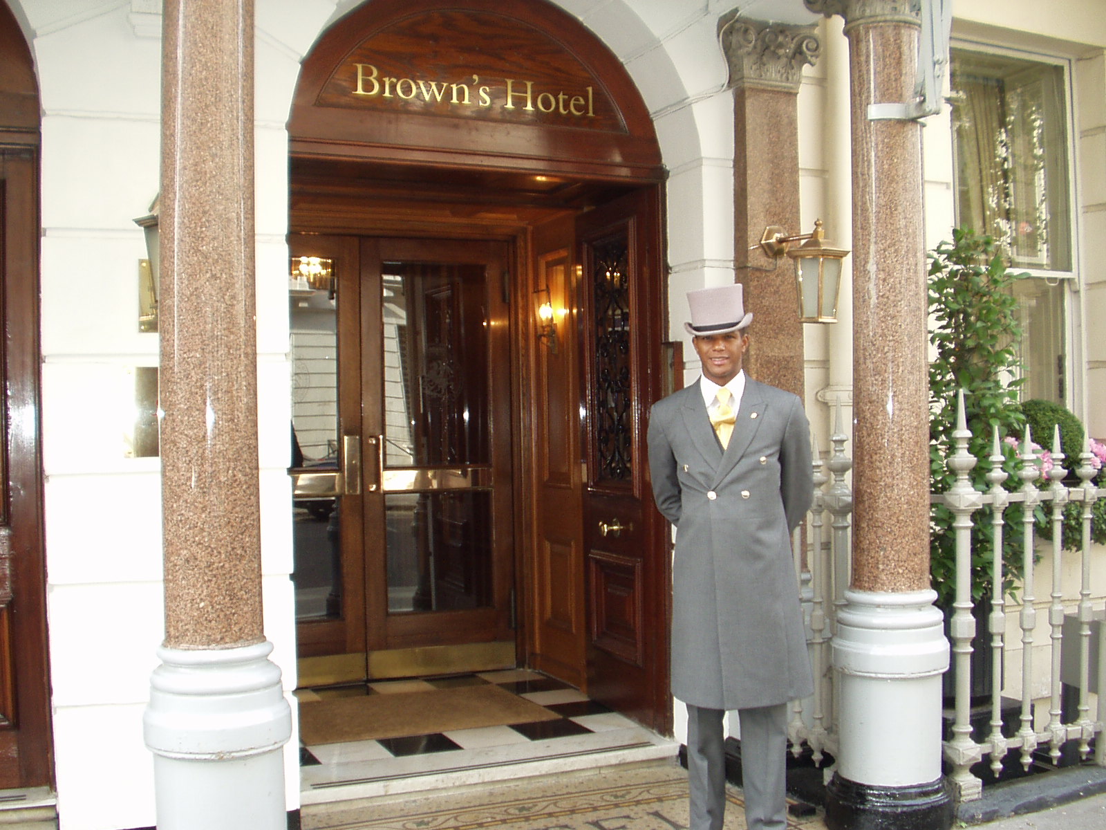 Our door attendant awaits to welcome you warmly., ドアマンによる、温かいお出迎え。,ThePalaceJourney,PalaceHotelTokyoパレスホテル東京