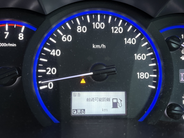 もし給油ランプが点灯したら ガス欠直前!! 「やるべきこと」と「やっちゃいけないこと」 - 自動車情報誌「ベストカー」