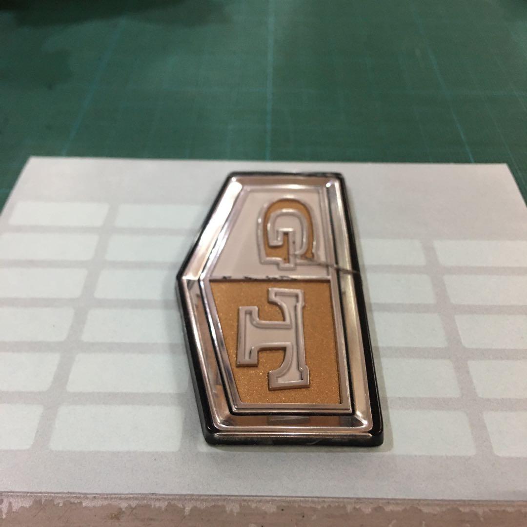 最近の車では見かけなくなったボンネットのエンブレム😃 画像の「S」のような「稲妻」のようなエンブレム⚡️ 車種がわかりますか❓わかるあなたはオールドカーマニアかも🚘 鈑金・塗装・各種修理・コーティングなど車に関するご相談は電話0952-97-5650までお気軽