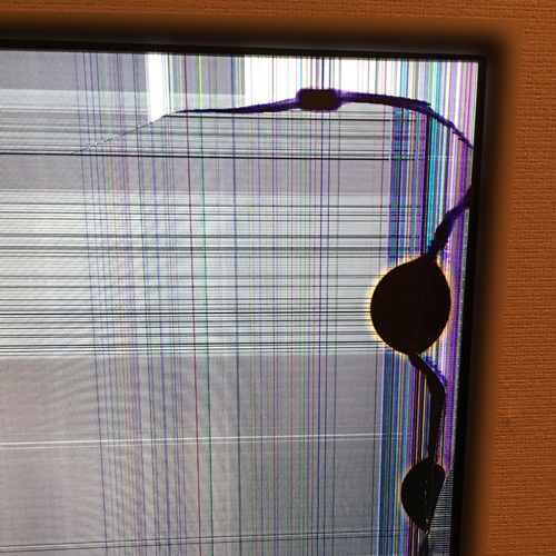 確認用 テレビ画面割れ パソコンが発火！画面割れをしている場合は